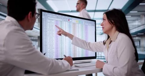 Medical Manager Explains Billing Codes To Team Foto stock