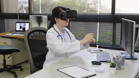 Medical nurse practicing doing surgery vr glasses 库存影片 111704465