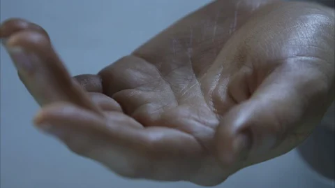 Medical pill on hand Vidéo 112106928