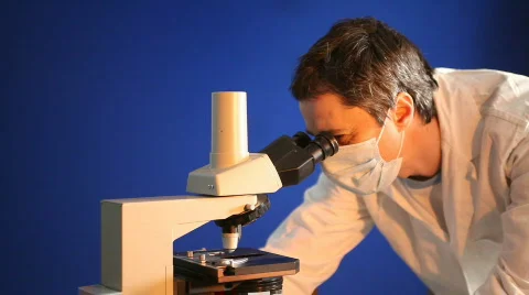 Medical professional looking through a microscope  Video stock 641369