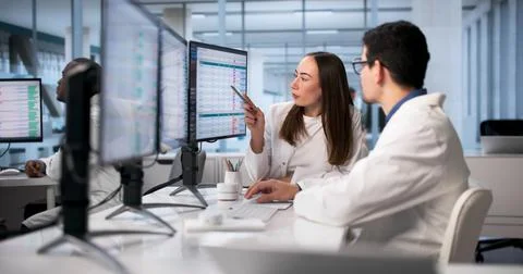 Medical Professionals Utilizing Advanced Technology To Analyze Patient Data I Foto stock