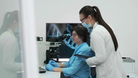 A medical scientist conducts experiments with a microscope Видео 269302453