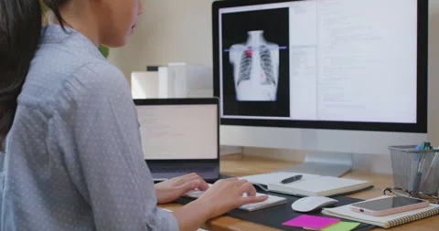 Medical software programmer engineer patient care healthcare tech. Vidéo 174696729