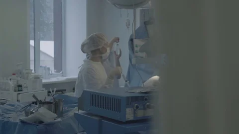 Medical staff of operating unit do heart surgery. nurse assists in performing Vídeo Stock 104923749