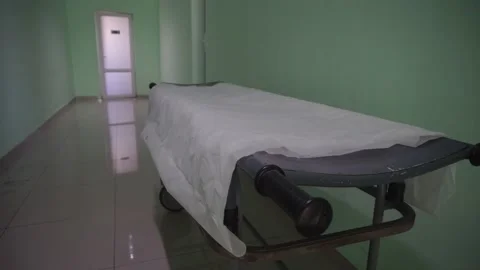 Medical stretcher on wheels standing empty in hospital corridor Stockbeeldmateriaal 195331697