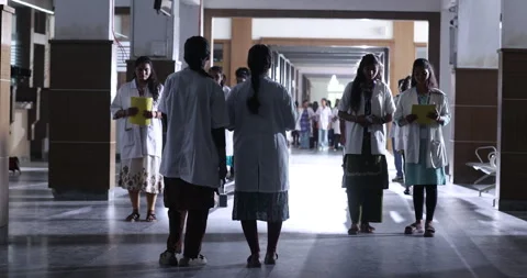 Medical Students In corridor Vidéo 339047062