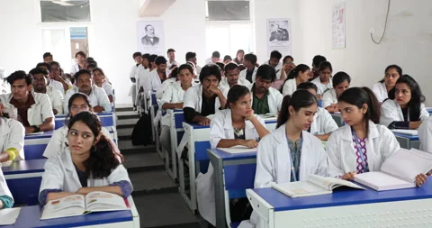 Medical Students In Lecture Hall Vidéo 339050207
