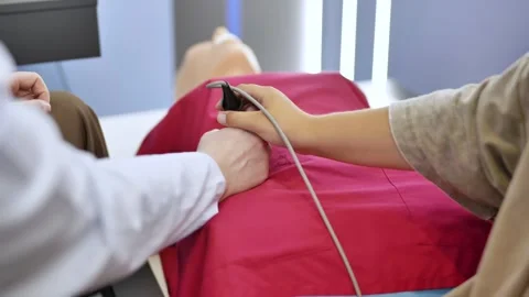 Medical students practicing CPR and first aid skills on a simulation mannequin 스톡 동영상 323320654