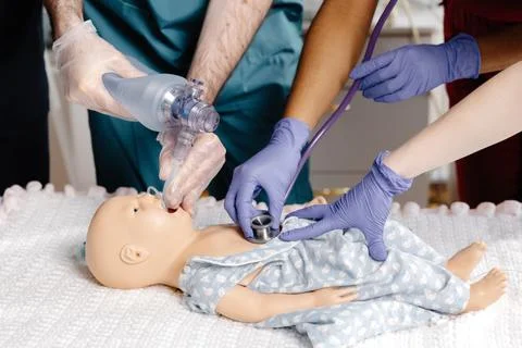 Medical Students Practicing Intubation Technique on Baby Mannequin during T.. Foto stock