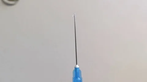 A medical syringe splashes Vidéo 78771517