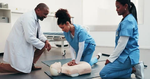 Medical, team and dummy in training for cpr, chest compression and blood flow 库存影片 344237299