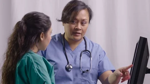 Medical team looking at computer screen together Vídeo Stock 72083517