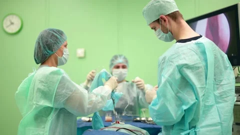 The medical team performs the operation using surgical instruments. Neurosurgeon Vidéo 172464949