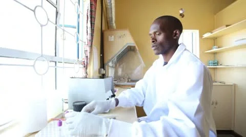 Medical technician testing blood, using centrifuge. Stock-Footage 9250754