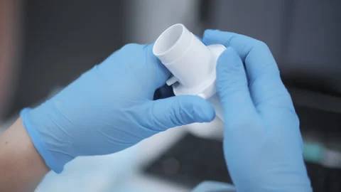 Medical worker assembling plastic medical connector Stockbeeldmateriaal 314115112