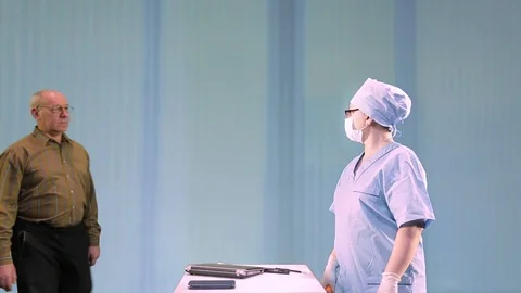 A medical worker measures the temperature remotely for employees before the 库存影片 126985076