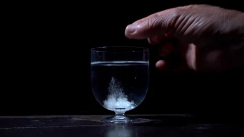 Medication dissolved in water. Vidéo 124320735
