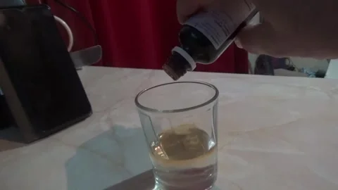 Medicinal drops for a patient Vídeos de archivo 311528758
