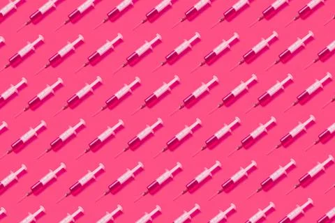 Medicinal pattern from syringes with hot pink drugs or serum. Foto stock