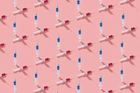 Medicinal pattern with vertical and horizontal plastic syringes. Foto stock
