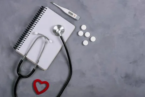 Medicine instruments, tablets on a grey background. Top view Foto stock