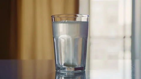 Medicine Tablet Dissolving with Bubbles in Drinking Glass Vidéo 332888403