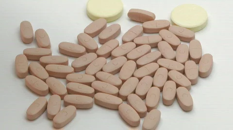 Medicines pills falling on the table 動画素材 627092