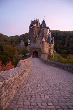Medieval Castle at Sunset with Cobblestone Path Foto stock