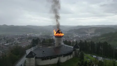 The medieval city caught fire after a lightning strike Vídeos de archivo 238600253
