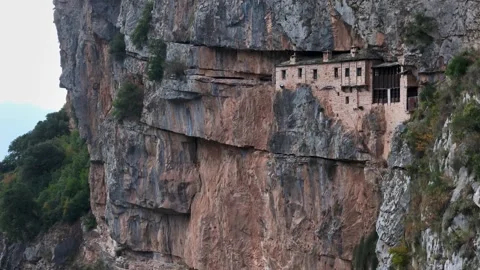 Medieval cliff monastery embedded in vertical rock face, Tzoumerka mountains, 库存影片 341871881