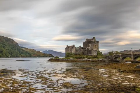 Medieval Eilean Donan Castle in Scotland. minimalist Scottish landscape of a  Foto stock
