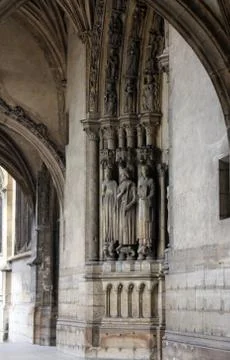 Medieval gothic statues on entry to Eglise St. Germain l'Auxerrois in Paris, 스톡 사진