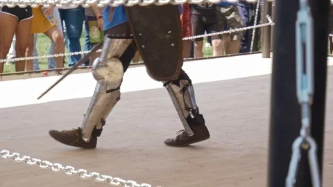 Medieval Knight returns to the place in the ring Stockbeeldmateriaal 116055361