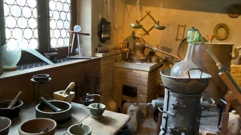 Medieval pharmaceutical lab Stockbeeldmateriaal 253312353