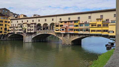 Medieval Ponte Vecchio bridge over river Arno in Florence, Italy Vídeo Stock 279329505
