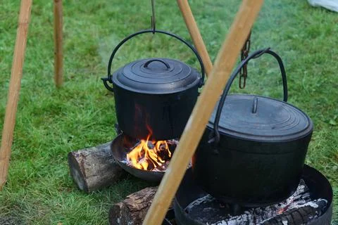 Medieval pot over the fire. Fotos de archivo