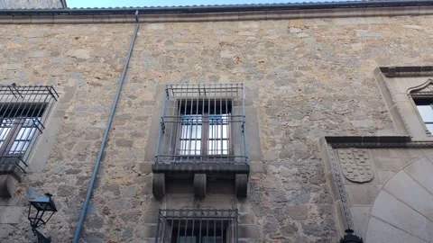 Medieval stone building facade in caceres spain Vídeo Stock 340326577