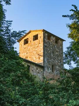 Medieval stone tower surrounded by vegetation Borgo di Salci, Italy June 28,2026 Stock-Fotos