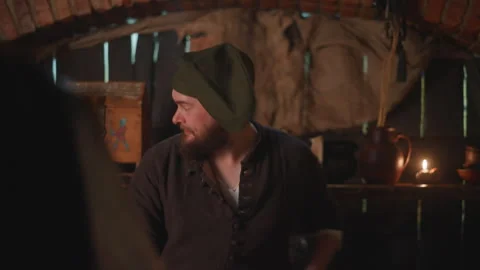 Medieval Tavern Interaction Warrior and Customer in Dimly Lit Bar with man Vidéo 347080103
