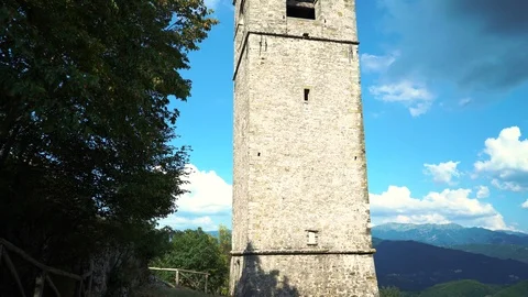 Medieval tower Rocca Di Sassi on top of the Apuan Alps in Tuscany, Italy Vídeo Stock 94042330