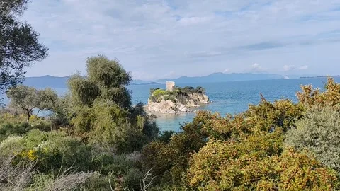 A medieval tower on a small rocky islet near Neos Pyrgos, Evia island, Greece Stockbeeldmateriaal 334770315