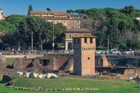 A medieval tower within the archaeological Circus Maximus Foto stock