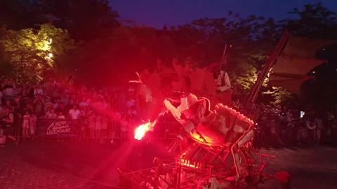 Medieval Trebuchet Catapult Fire Show with Burning Coals at Night. Video stock 336008828
