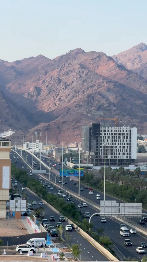 Medina Highway with Mountain Backdrop 库存影片 337480838