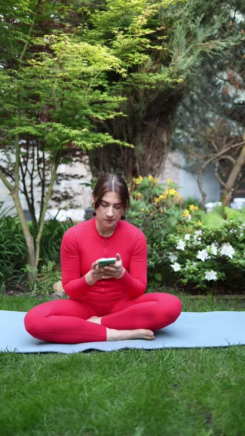 Meditation disrupted by smartphone Vidéo 336527059