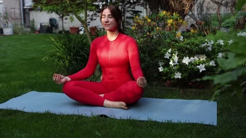 Meditation meets modern distraction 库存影片 336781129