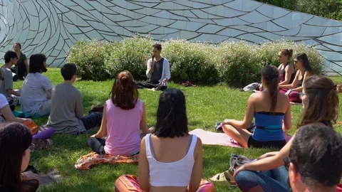 Meditation in the park. Vídeos de archivo 110932459