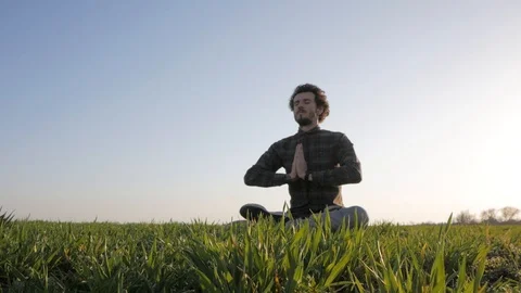 Meditation in spring fields 動画素材 88414216