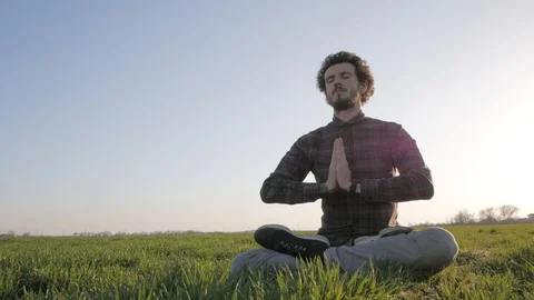 Meditation in spring fields 動画素材 88414230