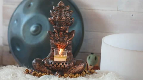 Meditation statue with burning candle Vídeos de archivo 153230100